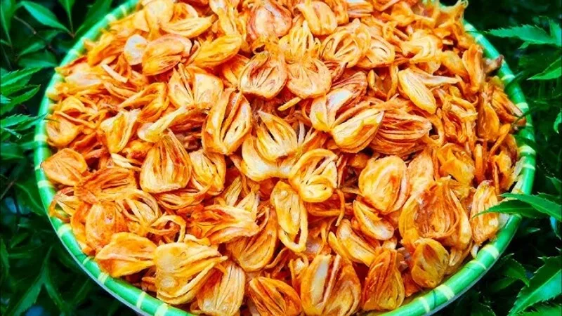 Rang gạo trước khi nấu và dùng gừng, hành tím đúng cách giúp món cháo cá chép có mùi thơm hấp dẫn hơn.