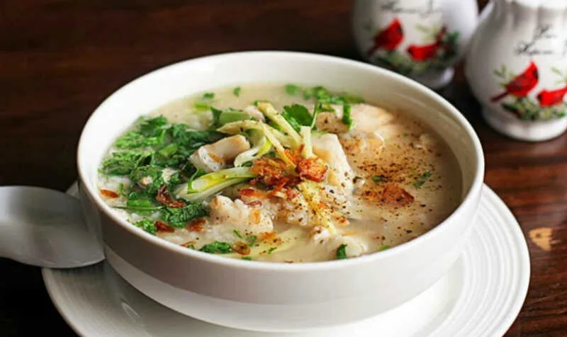 Cá chép chứa đạm và nhiều dưỡng chất cần thiết, phù hợp để chế biến thành món cháo nhẹ bụng cho nhiều đối tượng.