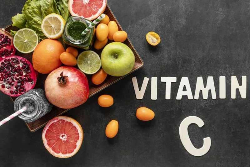 Vitamin C đóng vai trò cốt lõi trong việc tăng đề kháng và tổng hợp collagen.