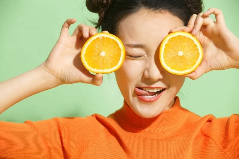 Uống quá 2000mg Vitamin C mỗi ngày làm tăng nguy cơ lắng đọng sỏi thận.
