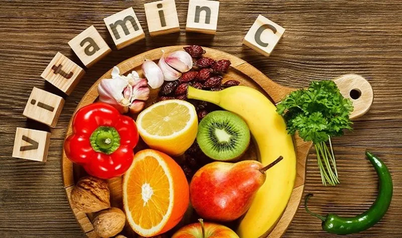Ưu tiên bổ sung Vitamin C từ các loại rau củ quả tươi xanh hàng ngày.