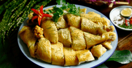 Gà luộc lá chanh – món ăn kinh điển giữ trọn vị ngọt thanh và hương thơm truyền thống Việt Nam.