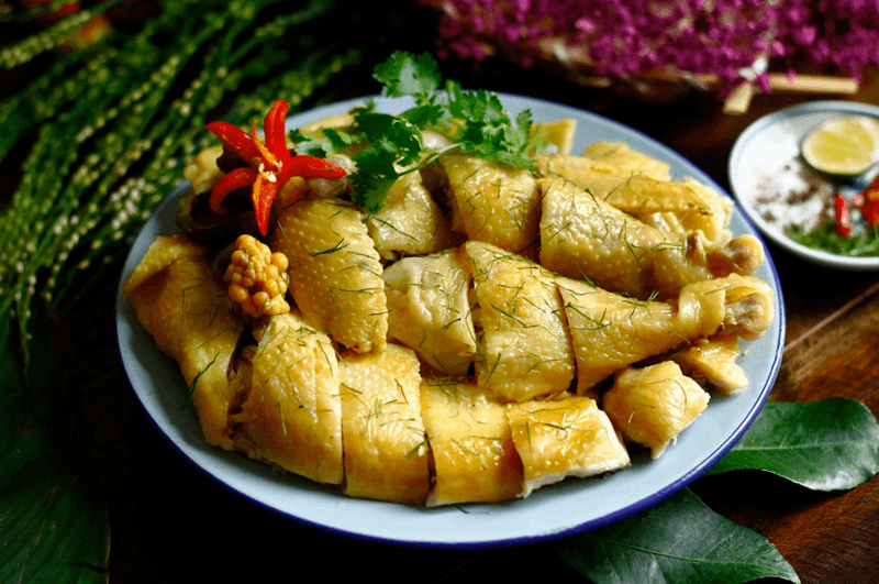 Gà luộc lá chanh – món ăn kinh điển giữ trọn vị ngọt thanh và hương thơm truyền thống Việt Nam.