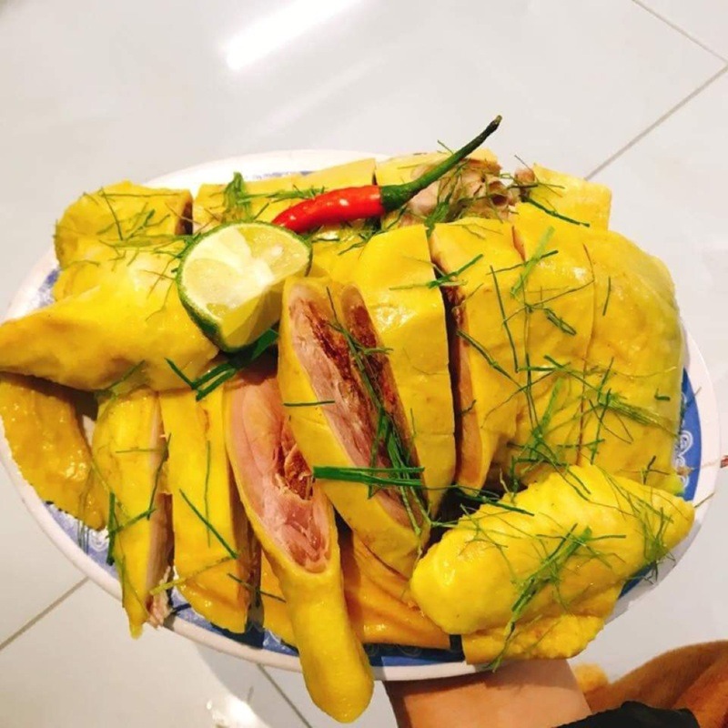 Gà ủ muối hoa tiêu với lớp da giòn sần sật là món ăn "trend" được săn đón nhất hiện nay.