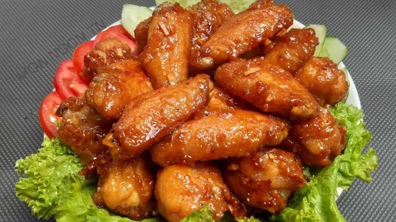 Gà chiên mắm tỏi vàng rụm, mặn ngọt đậm đà luôn là sức hút không thể chối từ với giới trẻ.
