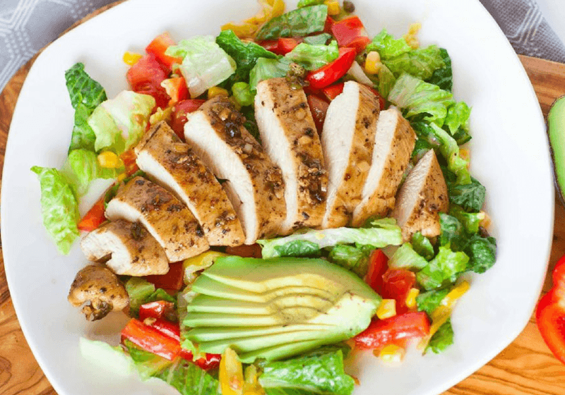 Ức gà áp chảo sốt chanh dây – giải pháp hoàn hảo cho chế độ ăn Eat Clean vừa ngon miệng vừa đẹp dáng.