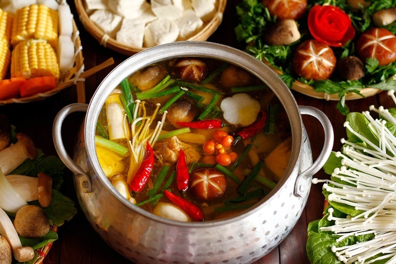 Lẩu gà lá gi chua thanh – sự kết hợp hài hòa giữa vị béo của thịt gà và vị chua đặc trưng miền Nam.