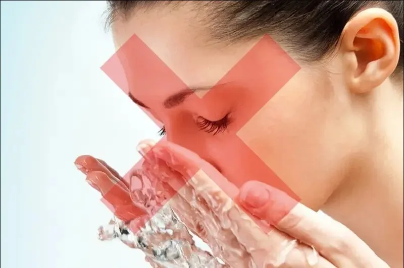 Không cạy vảy, không chà xát, không đi bơi và không dùng mỹ phẩm mạnh khi vùng da chưa lành.