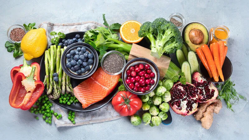 Chế độ ăn đủ protein, vitamin và khoáng chất giúp cơ thể có nguyên liệu cần thiết để tái tạo da.