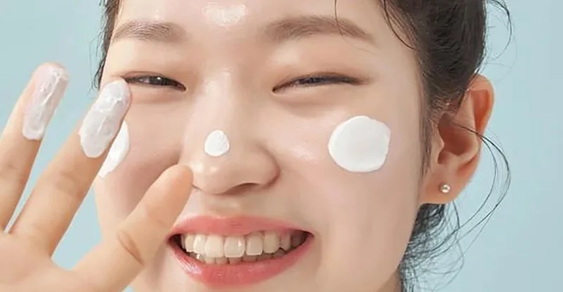 Bôi sản phẩm tùy tiện, cạy vảy hoặc bỏ qua chống nắng có thể làm tăng nguy cơ thâm và sẹo.