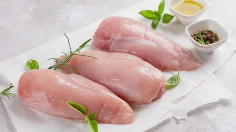 Cùng một phần ức gà nhưng lượng calo có thể tăng giảm tùy cách luộc, hấp, áp chảo, nướng hoặc chiên.