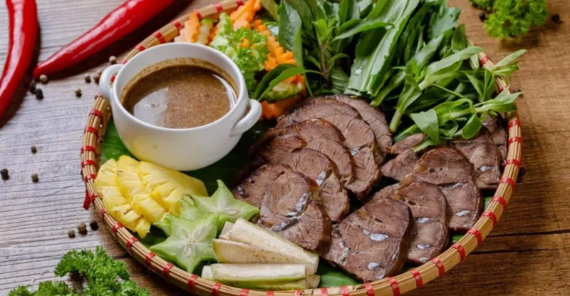 Người giảm cân nên chọn thịt bò nạc, ăn cùng rau xanh và ưu tiên luộc, nướng hoặc áp chảo ít dầu.