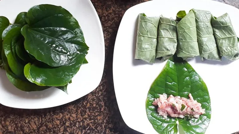 Cuốn chả lá lốt đúng cách giúp miếng chả đều đẹp, chắc tay và không bị bung khi chiên.