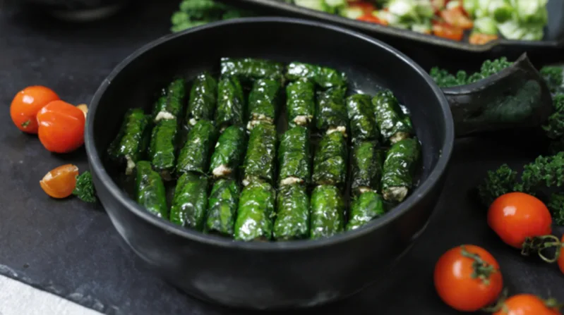 Chả lá lốt chín ngon có màu xanh sẫm, mùi thơm rõ, nhân bên trong săn lại nhưng vẫn mềm mọng.