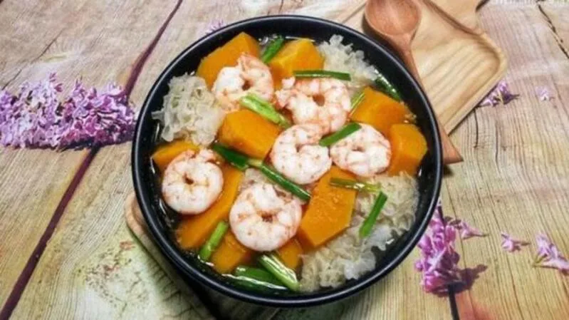 Canh bí đỏ không chỉ dễ ăn mà còn cung cấp chất xơ, vitamin và năng lượng nhẹ nhàng cho bữa cơm.