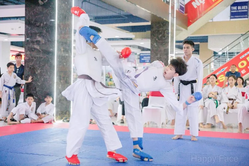 Tập karate thường xuyên giúp cải thiện sức khỏe, phản xạ, sự tự tin và tinh thần kỷ luật.