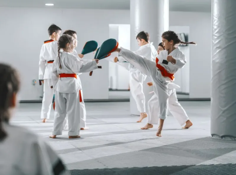 Học karate hiệu quả cần bắt đầu từ kỹ thuật nền tảng, tập đều đặn và tuân thủ hướng dẫn của huấn luyện viên.